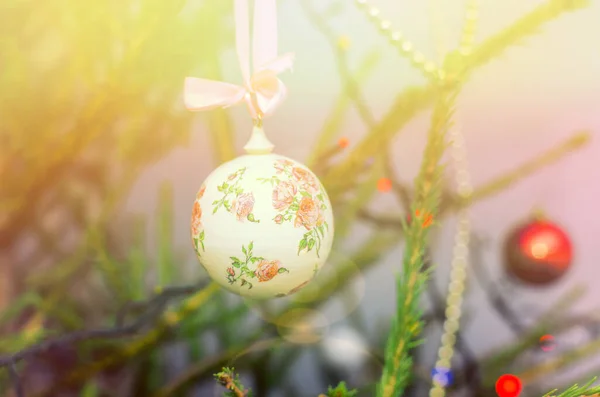 Schöne Geschmückte Weihnachtsbaum Mit Hellen Kugeln Weihnachten Licht Hintergrund — Stockfoto