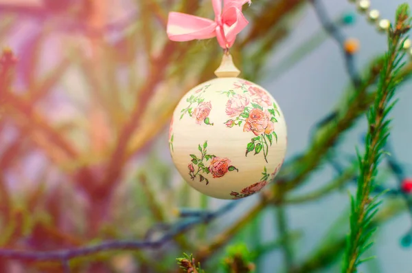 Schöne Geschmückte Weihnachtsbaum Mit Hellen Kugeln Weihnachten Licht Hintergrund — Stockfoto