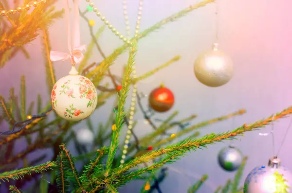 Schöne Geschmückte Weihnachtsbaum Mit Hellen Kugeln Weihnachten Licht Hintergrund — Stockfoto