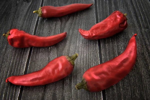 Chillies Secados Perto Ingrediente Para Comida Mundial Fundo Madeira — Fotografia de Stock