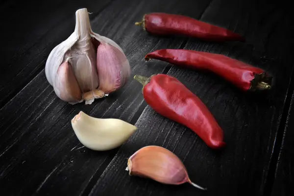 Chiles Rojos Picantes Con Ajo Sobre Fondo Madera Negro — Foto de Stock