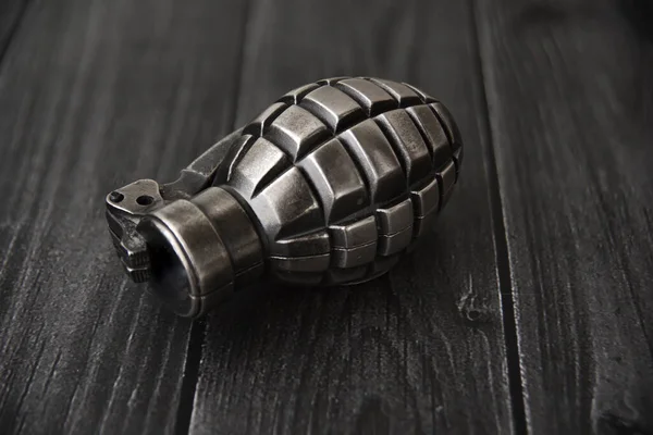 Briquet Grenade Main Sur Fond Bois Foncé — Photo