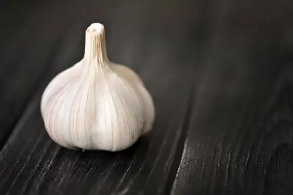 Pedazo Cabeza Ajo Sobre Fondo Foto Texturizado Madera Oscura — Foto de Stock