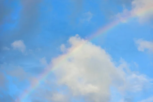 Naturlig Regnbåge Mot Blå Himmel Och Regniga Moln — Stockfoto