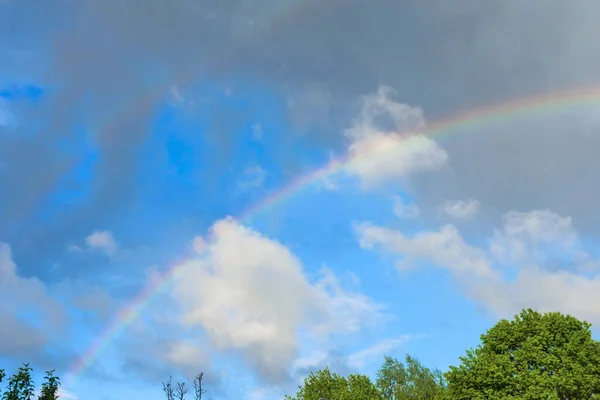 青空と雨の雲に対する自然虹 — ストック写真
