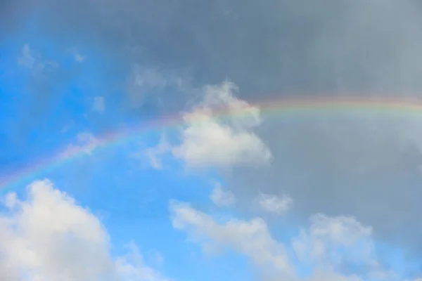 Pelangi Alami Melawan Langit Biru Dan Awan Hujan — Stok Foto