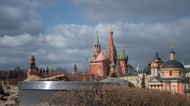 St. Basil Katedrali ve Moskova Kremlin, Rusya manzaralı Zaryadye Parkı manzarası. Baharda Moskova manzarası. Moskova Central Park 'ın güzel manzarası..