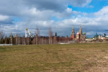 St. Basil Katedrali ve Moskova Kremlin, Rusya manzaralı Zaryadye Parkı manzarası. Baharda Moskova manzarası. Moskova Central Park 'ın güzel manzarası..