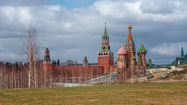 Scenic Panorama Zaryadye Park Overlooking Basil Cathedral Moscow Kremlin Russia — Stock Photo, Image