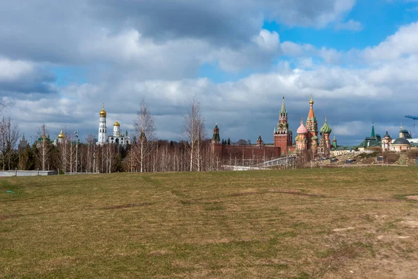 Сценічна Панорама Парку Зар Яді Над Собором Святого Василя Московським — стокове фото