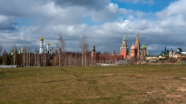 Scenic Panorama Van Zaryadye Park Met Uitzicht Basil Cathedral Moskou — Stockfoto