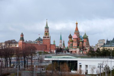Moskova nehrinin kıyısındaki Moskova Kremlin ve Zaryadye Parkı 'nın 
