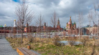St. Basil Katedrali ve Moskova Kremlin, Rusya manzaralı Zaryadye Parkı manzarası. Baharda Moskova manzarası. Moskova Central Park 'ın güzel manzarası..