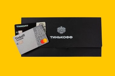 Black Metal Tinkoff Bankası banka kartı ve kurumsal siyah zarf (Rusça: Tinkoff). Rus ticari bankası Oleg Tinkov tarafından kuruldu.