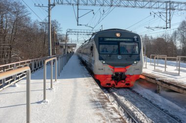 Vorovskogo kasabası, Rusya - 23 Şubat 2021. Moskova banliyösündeki Khrapunovo platformunda banliyö tren. Güneşli ve soğuk kış manzarası.