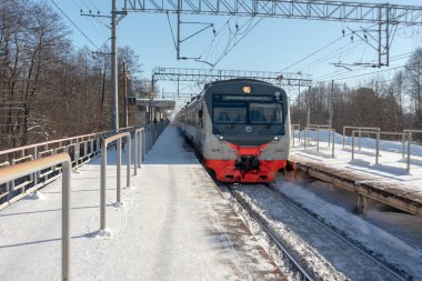Vorovskogo kasabası, Rusya - 23 Şubat 2021. Moskova banliyösündeki Khrapunovo platformunda banliyö tren. Güneşli ve soğuk kış manzarası.