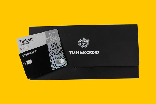Black Metal Tinkoff Bank Debitkarte Und Schwarzer Umschlag Textübersetzung Aus Stockfoto