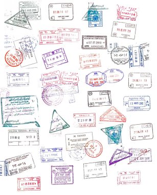 Beyaz üzerine renkli pasaport damgaları