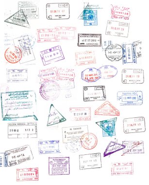 Beyaz üzerine renkli pasaport damgaları