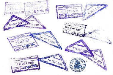 Beyaz üzerine renkli pasaport damgaları