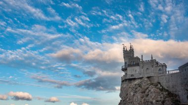 Kırlangıç Yuvası Karadeniz 'in tepesindeki uçurumda Kırım, Yalta' ya yakın bir yerde. Kırım 'ın en popüler turistik yerlerinden biri..