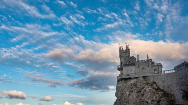 Kırlangıç Yuvası Karadeniz 'in tepesindeki uçurumda Kırım, Yalta' ya yakın bir yerde. Kırım 'ın en popüler turistik yerlerinden biri..
