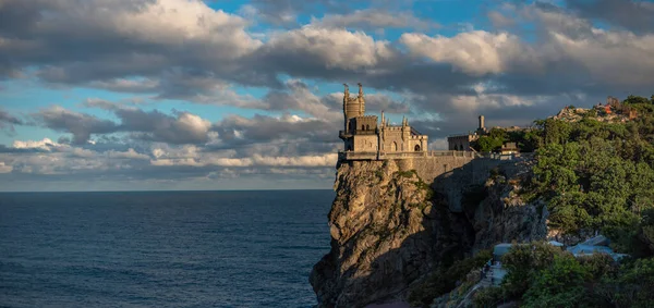 黒海の近くの崖の上の城ツバメの巣 クリミア ヤルタ クリミア半島で最も人気のある観光地の1つ — ストック写真