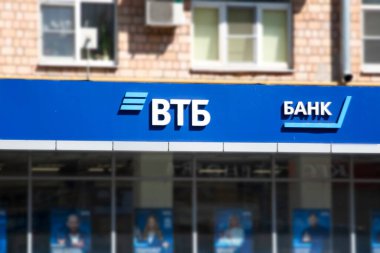 MOSCOW, RUSSIA - 22 Temmuz 2021: Moskova caddesindeki ofisin ön cephesinde VTB banka logosu