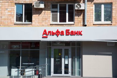 MOSCOW, RUSSIA - 22 Temmuz 2021: Moskova caddesindeki ofisin ön cephesinde Alfa Bank logosu