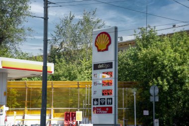 MOSCOW, RUSSIA - 22 Temmuz 2021 Moskova 'daki bir benzin istasyonunun kabuk logosu. Shell, merkezi Hollanda 'da bulunan ve Birleşik Krallık' ta bulunan bir İngiliz petrol ve gaz şirketidir.