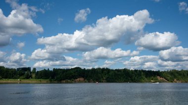 Volga Nehri 'nin yeşil nehir kenarları ve bulutlu gökyüzü manzarası. Rus ülkesinin yaz fotoğrafı