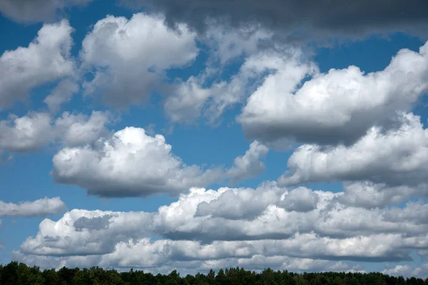 青い夏空白い積雲の背景 — ストック写真