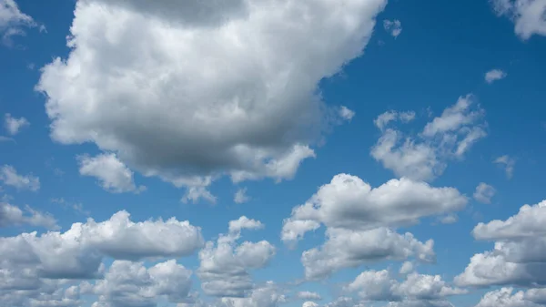 青い夏空白い積雲の背景 — ストック写真