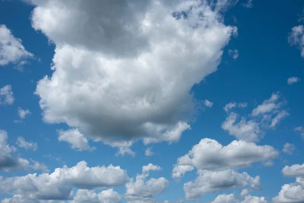 青い夏空白い積雲の背景 — ストック写真