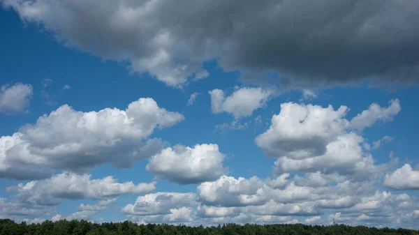 青い夏空白い積雲の背景 — ストック写真