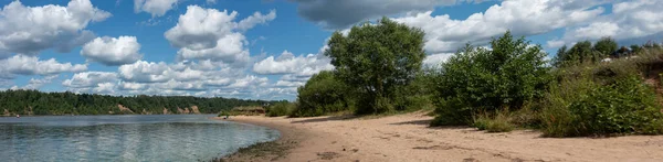 Άποψη Του Ποταμού Βόλγα Πράσινους Παραποτάμιους Και Συννεφιασμένο Ουρανό Καλοκαίρι — Φωτογραφία Αρχείου