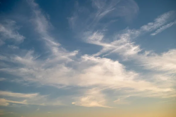 日没時の白とピンクまたはオレンジの雲と青い空の背景 — ストック写真