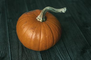 Sebze, balkabağı, mısır ve sonbahar yapraklarıyla süslenmiş ahşap masa. Sonbahar arkaplanı. Şükran Günü veya Cadılar Bayramı konsepti.