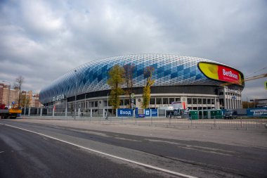 Yeni çağdaş Dinamo Stadyumu VTB Arena Gri gökyüzü arka planında, Leningradsky Caddesi 'nden yakın görüntüsü