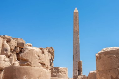 Mısır, Luxor - 11 Nisan 2021: Lüksemburg 'daki Karnak Tapınağı' nın antik kalıntıları. Dünyanın en büyük antik tapınak kompleksi. UNESCO Dünya Mirası.