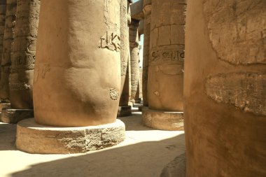 Mısır 'daki Karnak Tapınağı' nın kalıntıları (Teb). Dünyanın en büyük antik tapınak kompleksi. UNESCO Dünya Mirası.