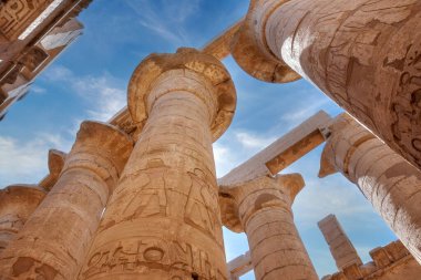 Mısır 'daki Karnak Tapınağı' nın kalıntıları (Teb). Dünyanın en büyük antik tapınak kompleksi. UNESCO Dünya Mirası.