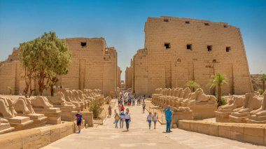 Mısır, Luxor - 11 Nisan 2021: Lüksemburg 'daki Karnak Tapınağı' nın antik kalıntıları. Dünyanın en büyük antik tapınak kompleksi. UNESCO Dünya Mirası.
