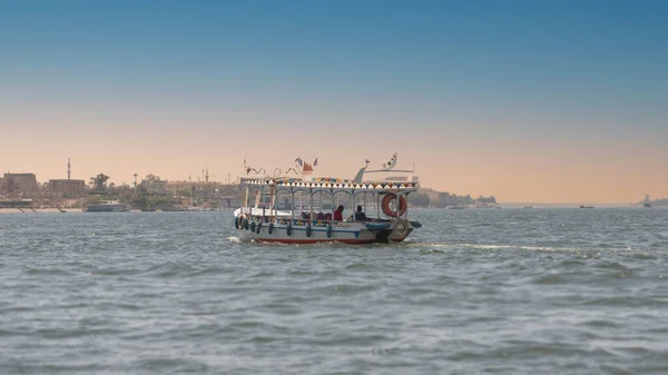 Louxor Égypte Avril 2021 Touristes Traversant Nil Louxor Bateau Voyager — Photo