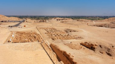 Luxor, Mısır - 11 Nisan 2021: Nil 'in batı kıyısındaki Hatshepsut Tapınağı Lüksör, Mısır' da Krallar Vadisi yakınlarında.