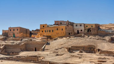 Theban Hills yakınlarındaki Mısır 'da Luxor modern kentin karşısında Nil Nehri 'nin batı kıyısında bulunan kurna (Ayrıca Gourna, Gurna, Qurna, Qurnah veya Qurneh) ıssız Köyü