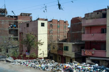 Kahire, Mısır - 13 Nisan 2021: Yoğun konut ve binalarla dolu Kahire şehri manzarası