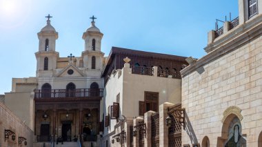 Kahire, Mısır - 13 Nisan 2021 - Coptic Cairo 'daki meşhur Coptic Hanging Church (Aziz Bakire Meryem Kilisesi)