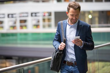 Smartphone kullanarak genç çekici iş adamı