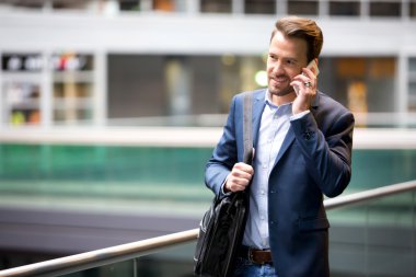 Smartphone kullanarak genç çekici iş adamı